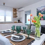 Apartamento With Private Garden