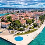 Apartamento With Private Garden Zadar