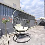 With Private Garden Daire *