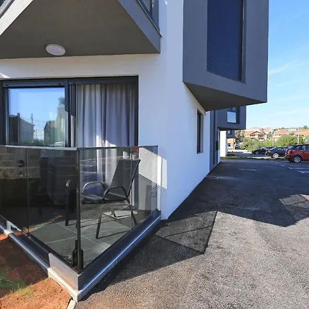 Apartment With Private Garden Zadar