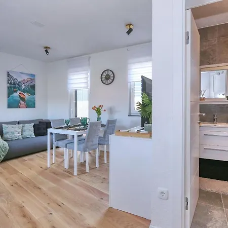 Garden Apartment *