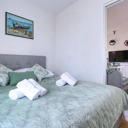 Apartman With Private Garden *