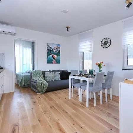 Apartment With Private Garden Zadar