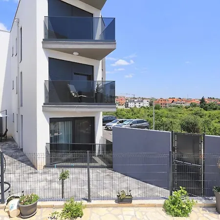 Apartment With Private Garden Zadar