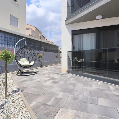 Garden Apartment *