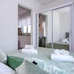 With Private Garden شقة