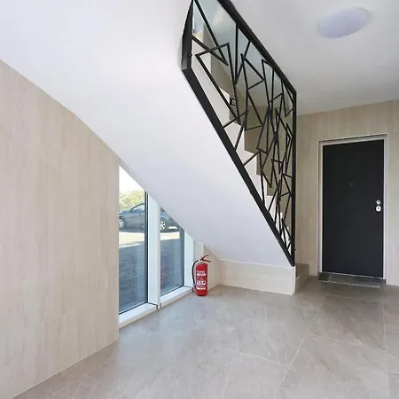 Apartment With Private Garden Apartman *