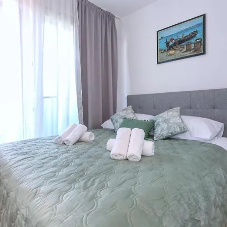 With Private Garden Apartman