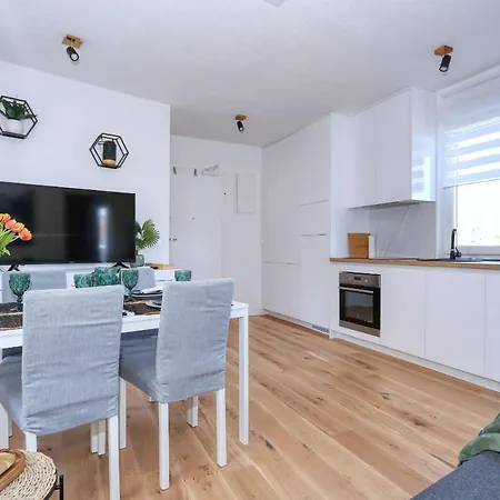 Apartment With Private Garden Zára