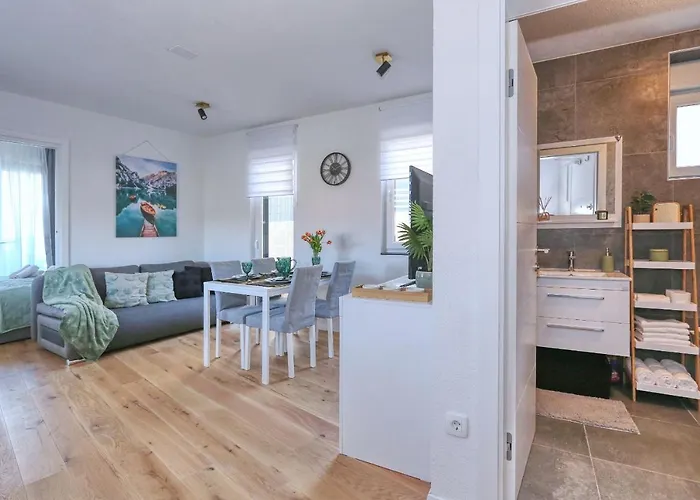 With Private Garden Apartment *