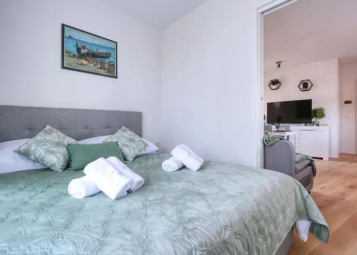 Apartment With Private Garden *