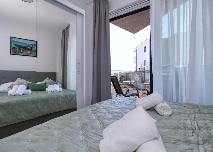 With Private Garden Apartment *