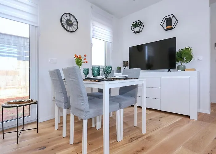 Apartment With Private Garden Zadar