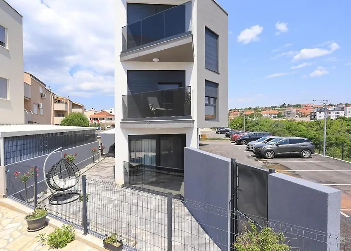 Apartment With Private Garden Zadar