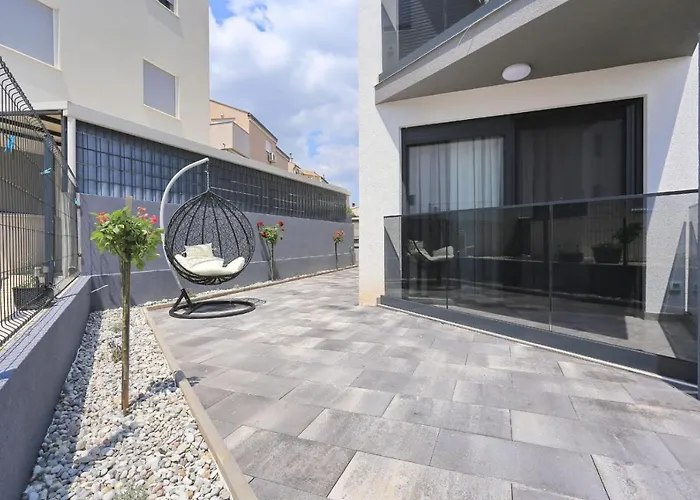 With Private Garden Apartment *
